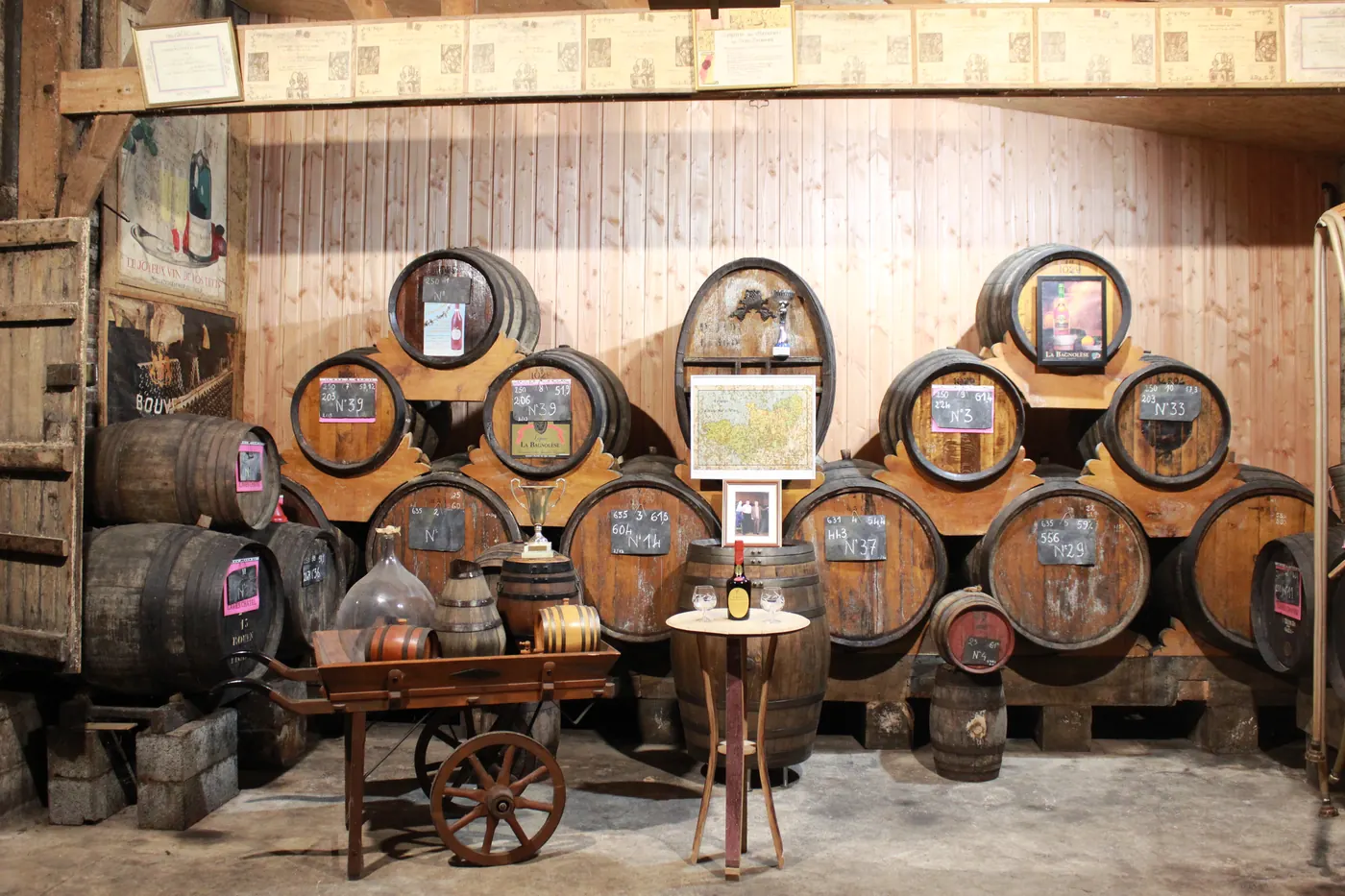 Les fûts de Calvados dans la cave de vieillissement des Caves Chatel