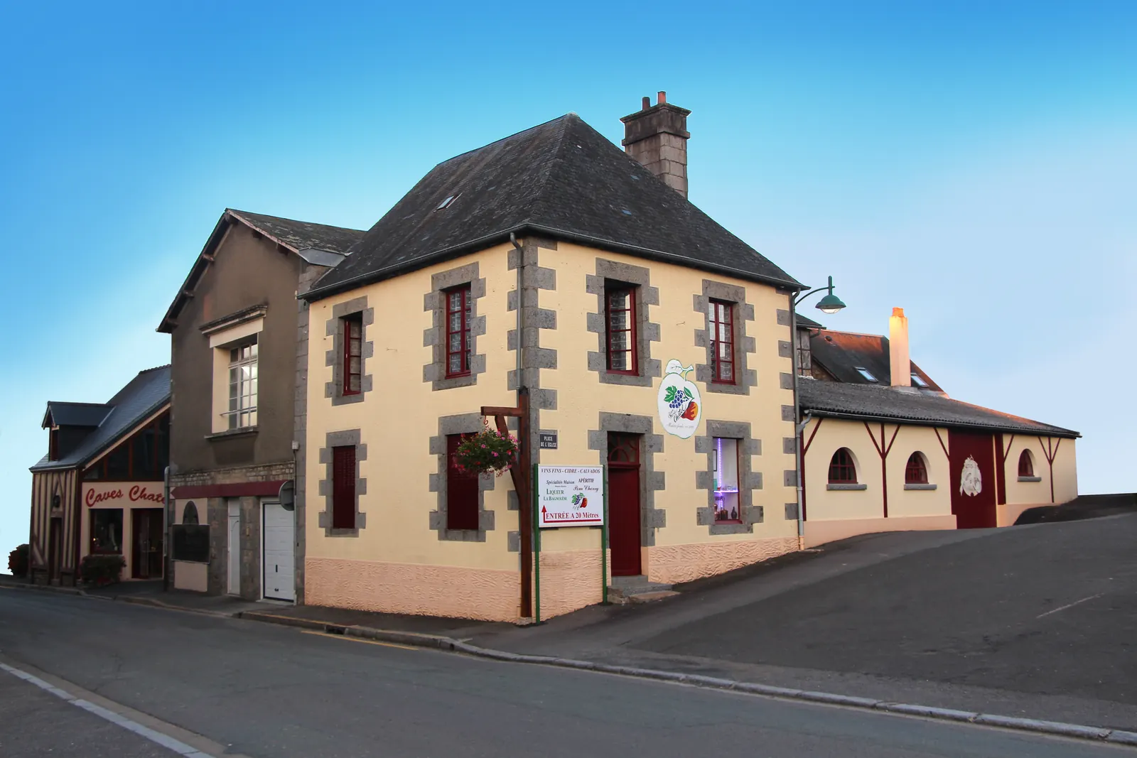 Les Caves Chatel, 90 rue de la Gare à La Chapelle-d'Andaine